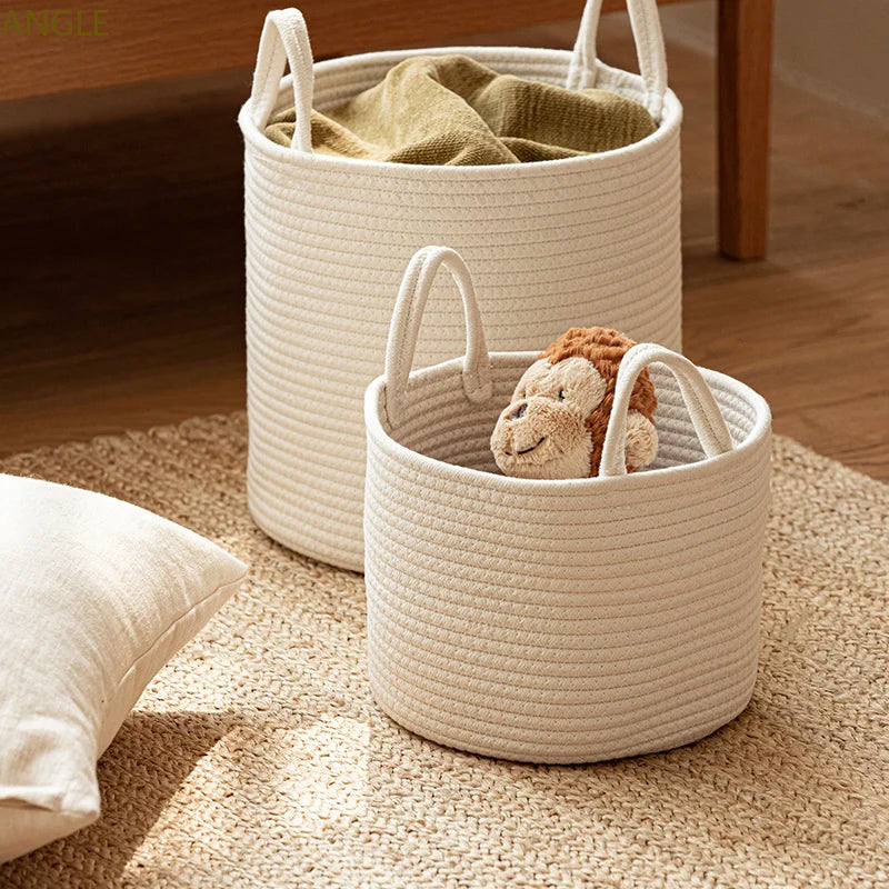 Panier de rangement tressé en coton blanc vue d'ensemble