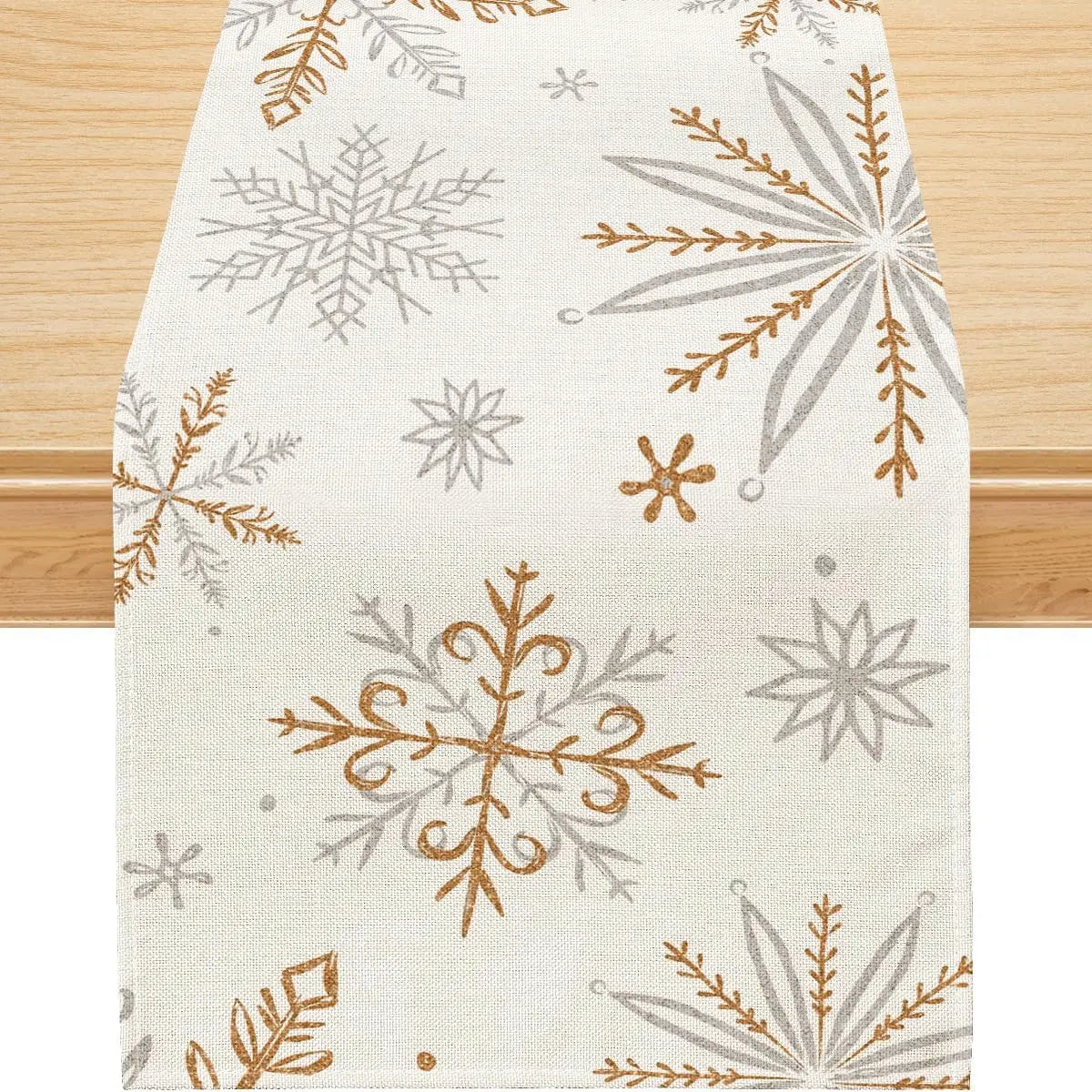 Cette image représente un motif de flocons de neige argentés et dorés sur un fond blanc, créant une belle décoration hivernale.