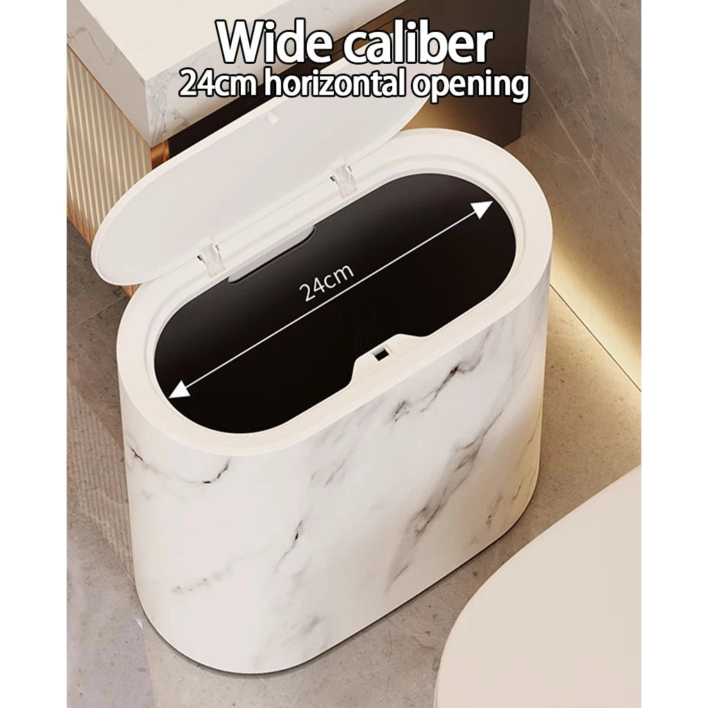 Poubelle en bois étroite brune compacte sous un évier de salle de bain