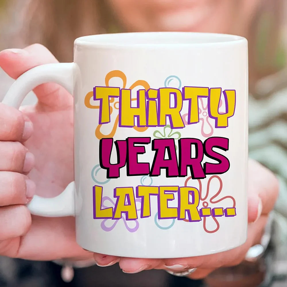 Tasse décorative avec imprimé 30 ans plus tard sur table de fête