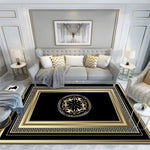 Tapis décoratif de style classique avec un motif géométrique noir et doré entouré d'un cadre élégant, placé au centre d'un salon meublé avec goût.