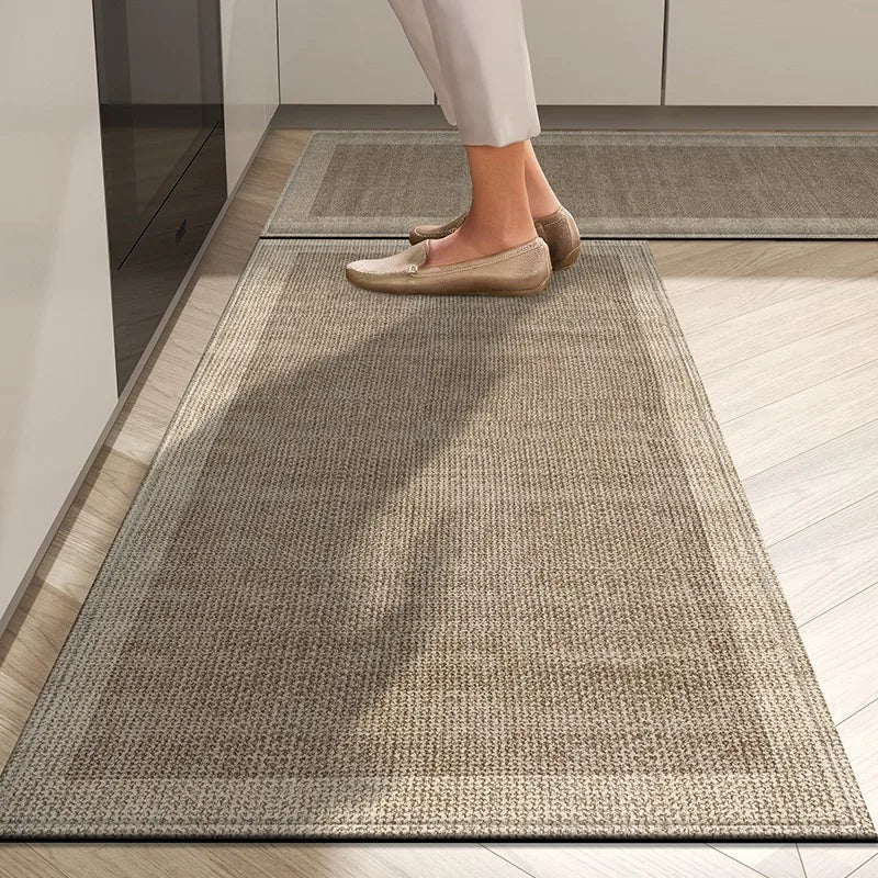 Un tapis gris texturé couvre le sol, avec des pieds chaussés de sandales en suède à l'avant du plan.