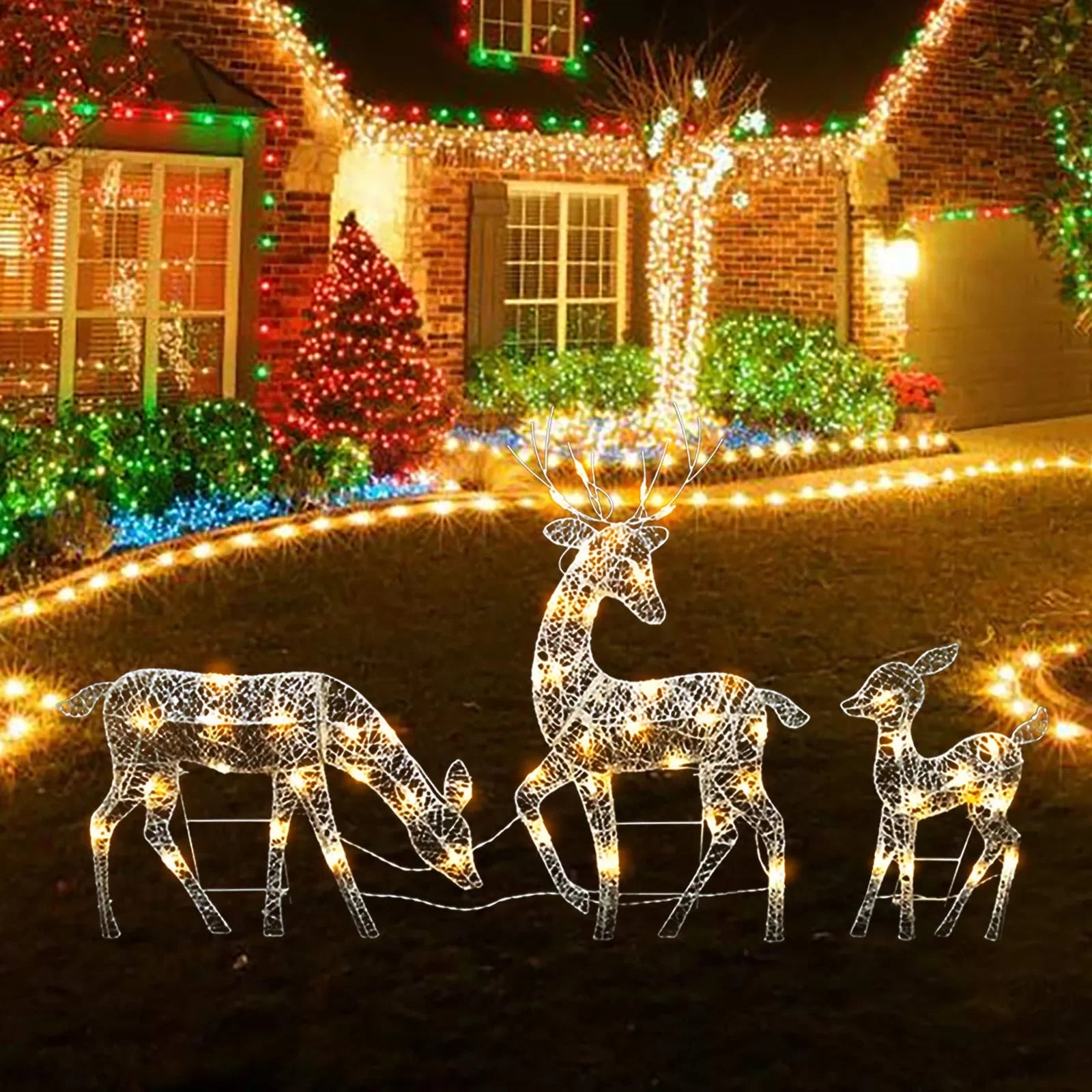Renne lumineux LED noir dans un jardin enneigé