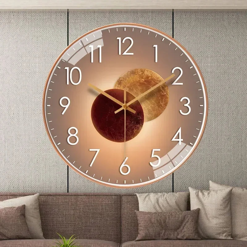 Horloge murale sans tic-tac bleue dans un salon moderne