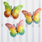 Papillon en métal décoration murale vert armée sur fond blanc