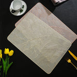 Set de table rectangulaire en PVC motif plume vert sur table à manger