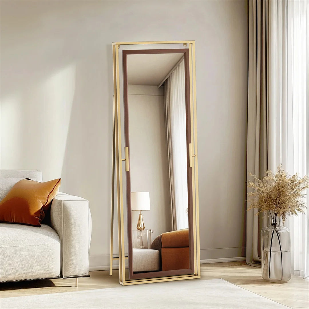 Miroir élégant avec un cadre doré dans une chambre bien agencée.