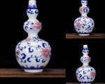 Vase décoratif en porcelaine blanche et bleue avec des motifs floraux.