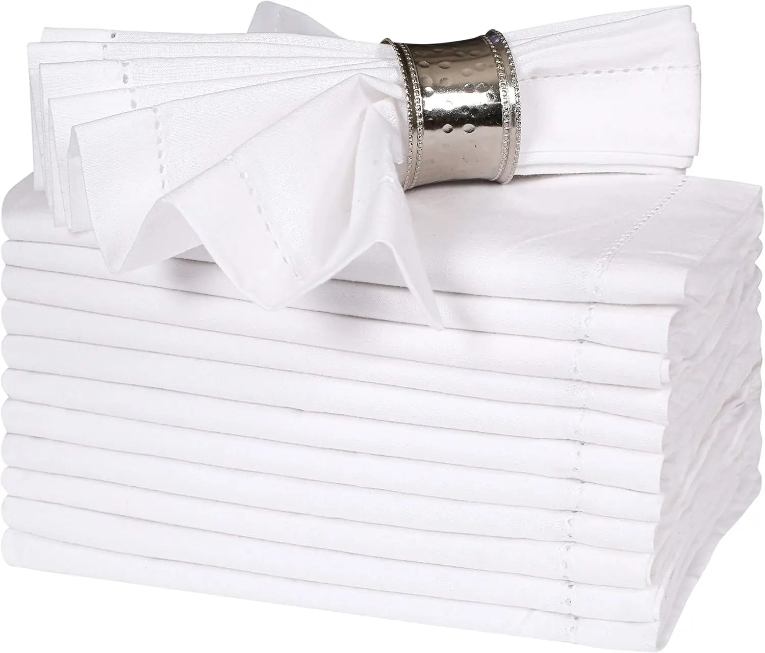 Pile de serviettes de table blanches empilées avec un anneau décoratif autour.