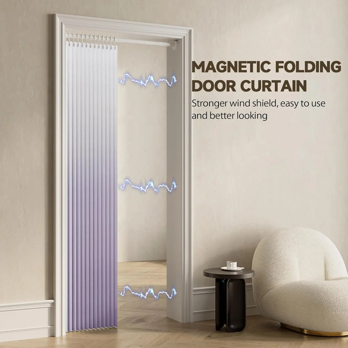 Détail des plis accordéon du rideau occultant violet dans une chambre