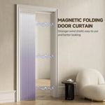 Détail des plis accordéon du rideau occultant violet dans une chambre