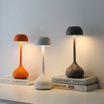 Lampe de chevet champignon tactile grise sur table de nuit moderne