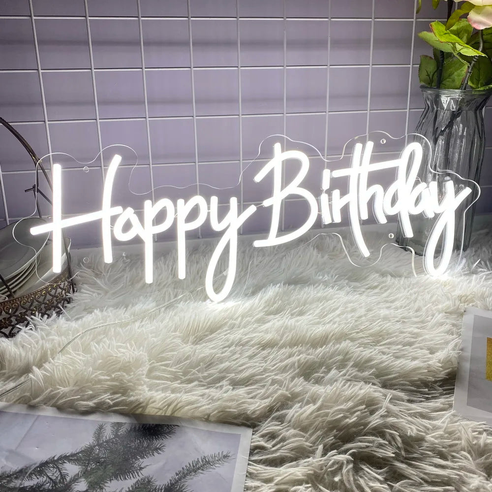 Enseigne LED néon dans une décoration de salle de fête avec ballons