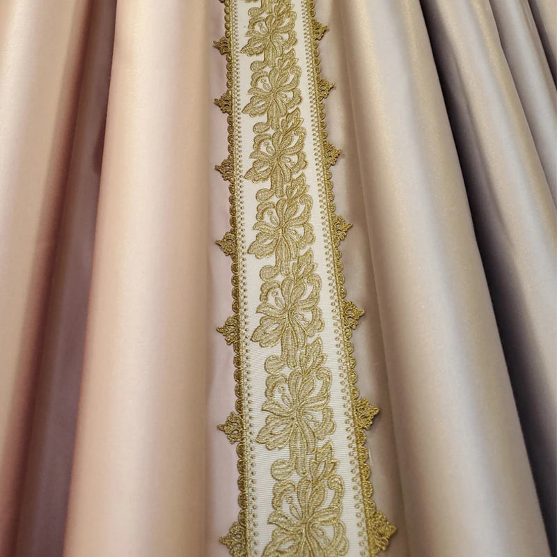Rideau décoratif élégant avec une broderie florale dorée. Ce rideau ajoute une touche luxueuse et raffinée à votre intérieur, parfait pour les salons et chambres à coucher pour créer une ambiance sophistiquée. Idéal pour ceux qui recherchent une décoration intérieure chic et élégante.