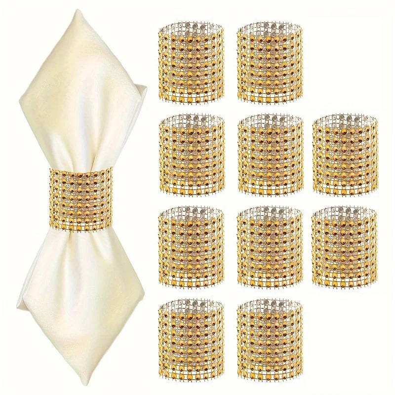 Rond de serviette doré sur serviette blanche