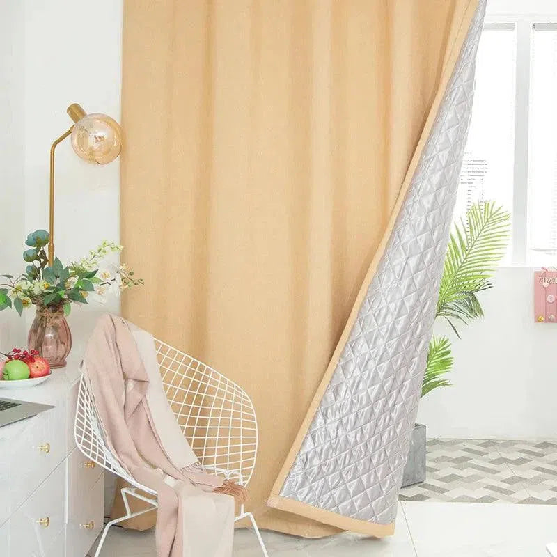 Rideau isolant thermique beige dans un intérieur moderne, apportant confort et style. Il offre une solution esthétique pour améliorer l'efficacité énergétique de votre maison. Parfait pour la décoration du salon ou de la chambre tout en créant une ambiance chaleureuse.