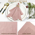 Détails élégants d'une serviette de table rose poudrée, délicatement pliée et ornée de perles, posée sur une assiette blanche avec des couverts dorés, entourée de décorations végétales.