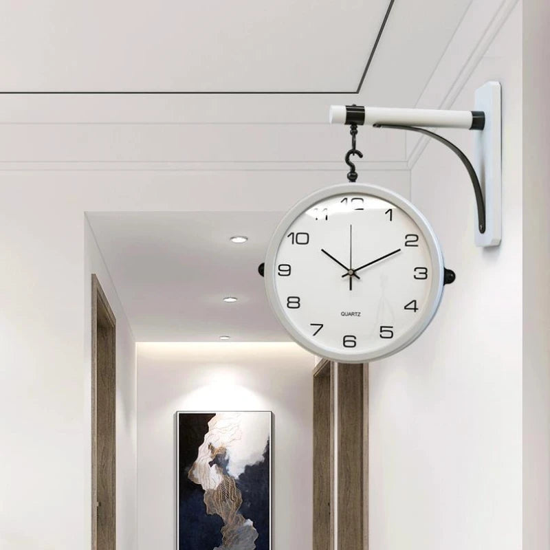 Détail du cadran horloge scandinave métal
