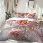 Chambre décorée avec parure de lit rose et accessoires assortis