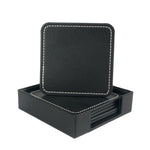 Boîte carrée en cuir noir avec couvercle et assortiment de sous-verres assortis, présentée sur fond blanc.