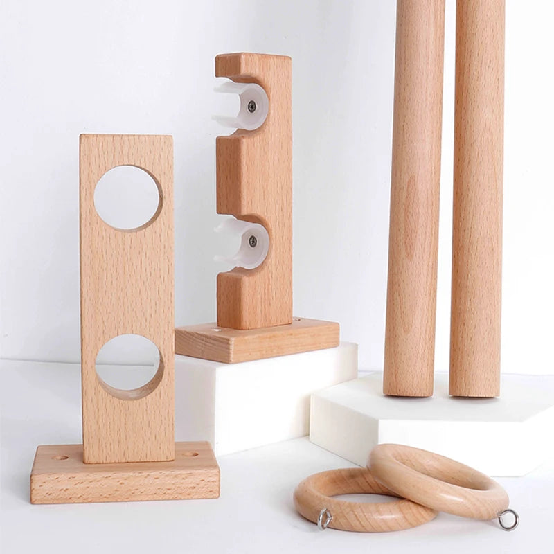 Support de tringle à rideau bois de hêtre installé sur tringle