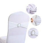 Une chaise de salle à manger blanche avec des décorations brillantes autour de la ceinture.