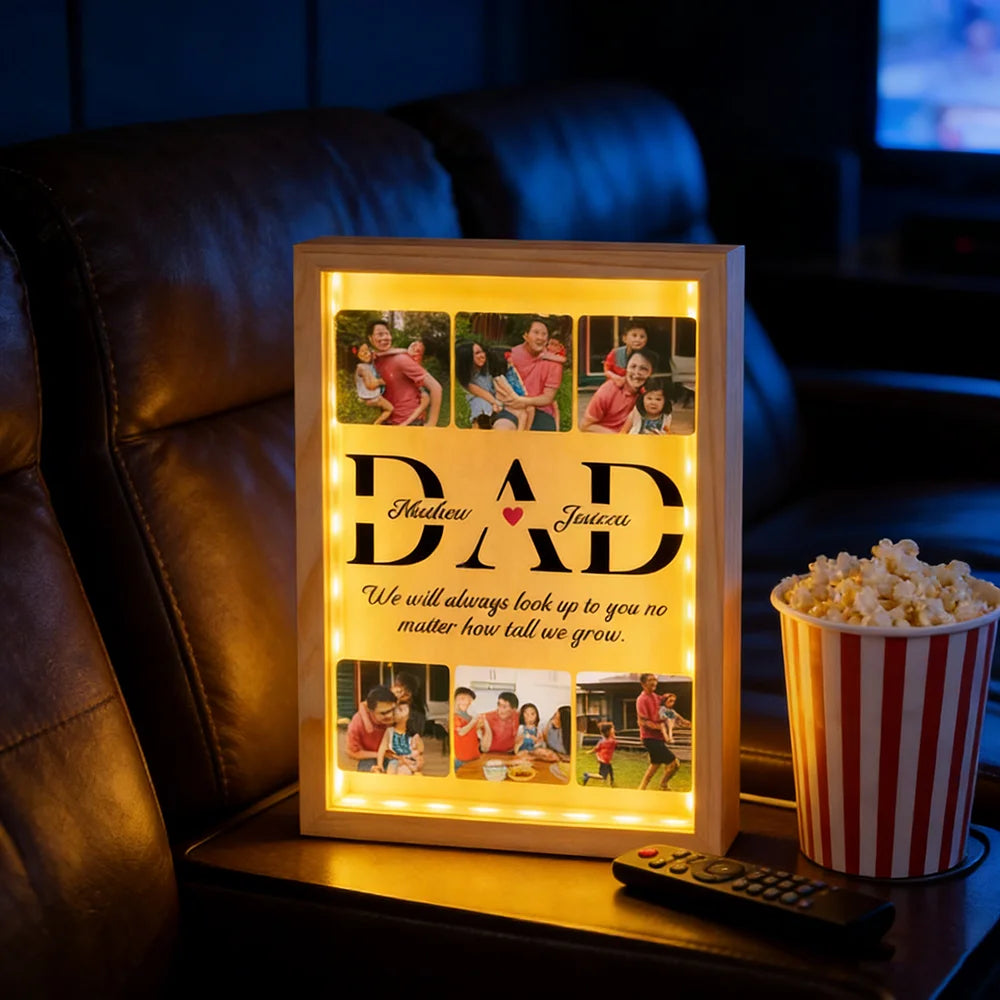 Cadre photo personnalisé en acrylique avec veilleuse LED sur une table de chevet