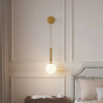 Applique murale boule de verre blanc laiteux moderne dans une chambre