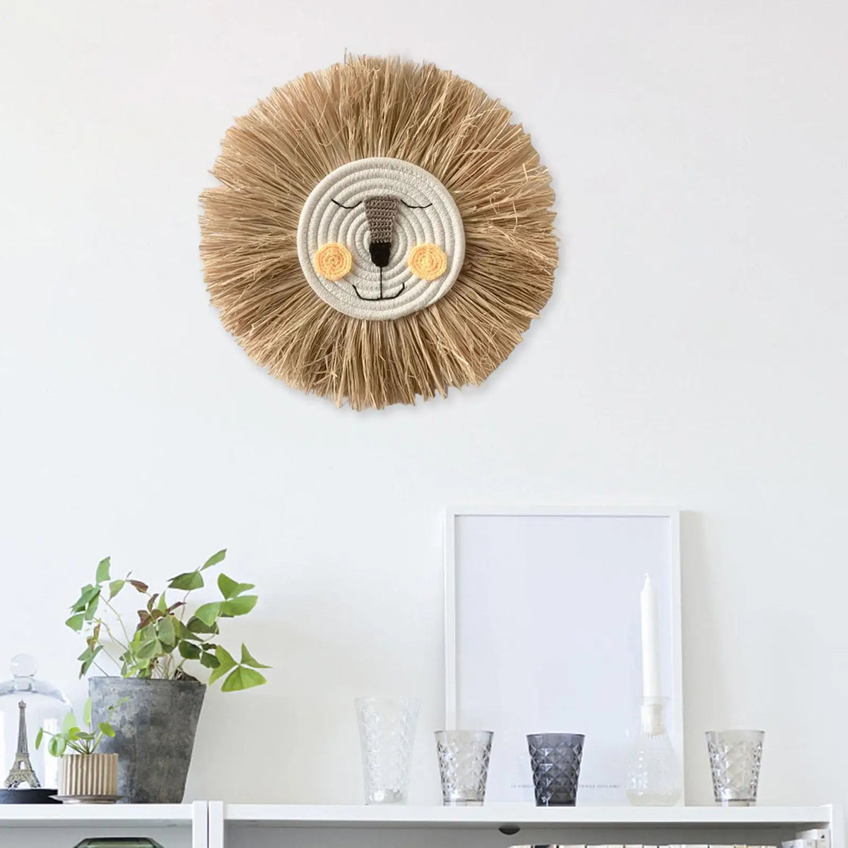 Décoration murale en paille accrochée au mur dans une chambre d'enfant