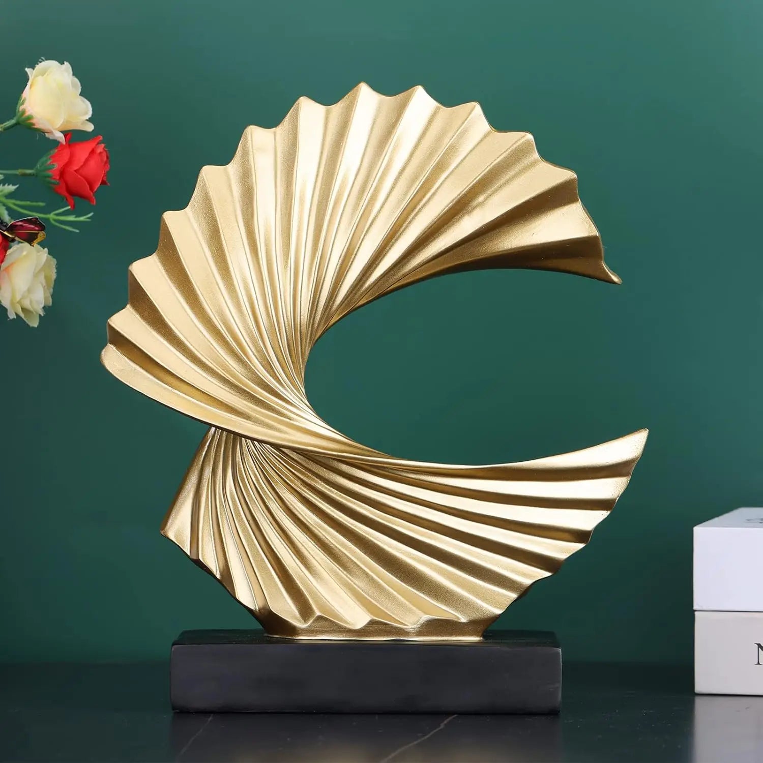 Sculpture placée dans un salon moderne avec décoration élégante
