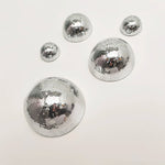 Détail des paillettes de verre sur la boule disco