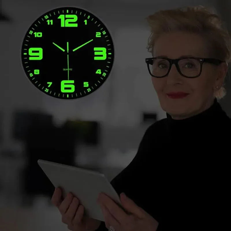 Horloge murale noire brillant dans l'obscurité la nuit