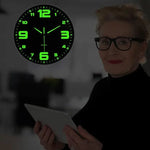 Horloge murale noire brillant dans l'obscurité la nuit