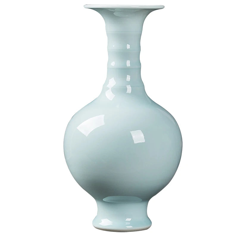 Vase en céramique de style minimaliste, de couleur vert pâle avec une forme élégante et épurée.