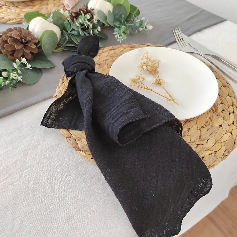Une nappe en fibres naturelles avec un motif en tressage, servie avec un plat blanc décoré de fleurs séchées.