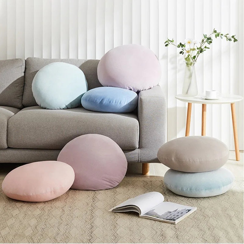 Coussin de méditation rond en velours jaune sur un sol en bois