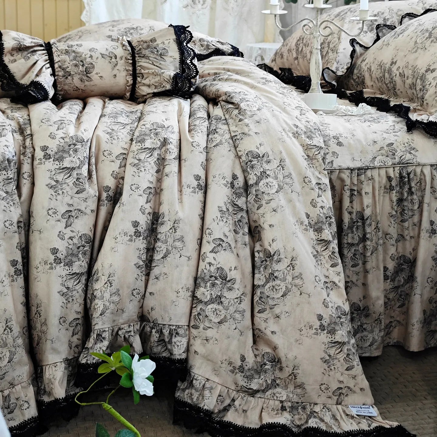 Parure de lit romantique vintage noir rose dentelle volants