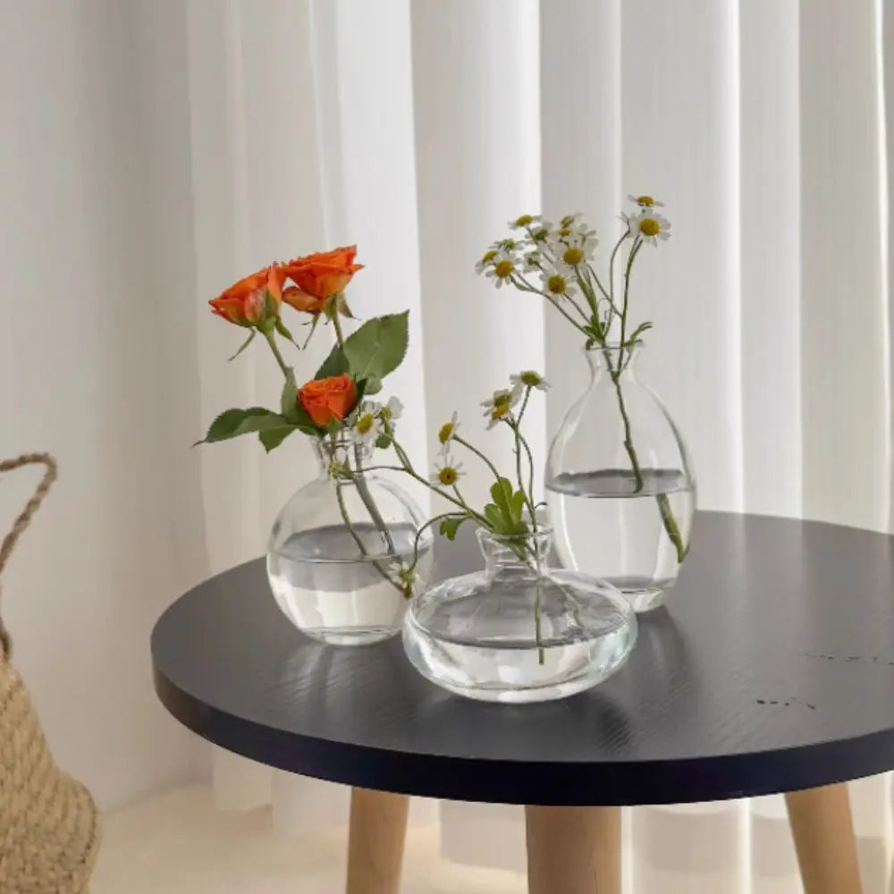 Vase en verre bleu avec fleurs artificielles dans un salon moderne