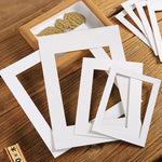 Cadre photo en carton blanc moderne posé sur une table