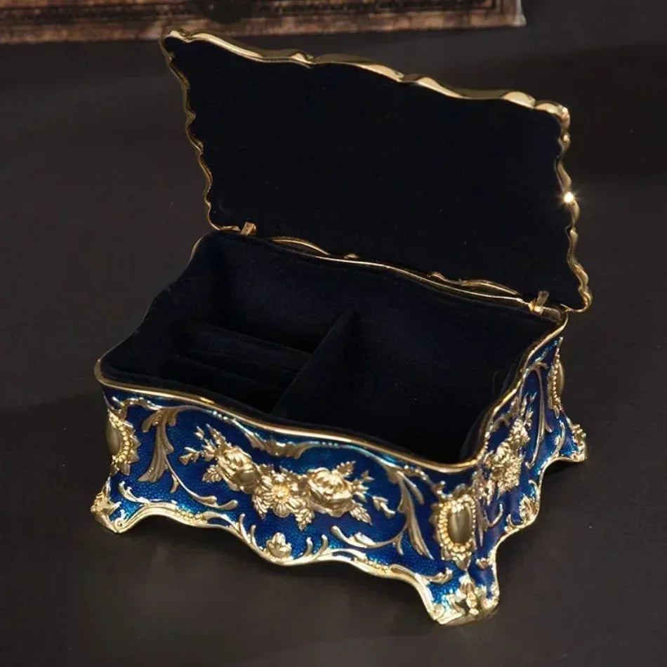 Détail des incrustations en émail diamant sur la boîte