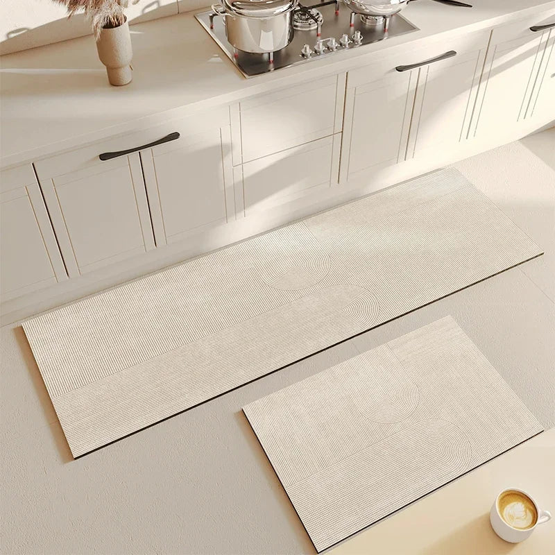 Plan de travail de cuisine moderne avec surface lisse et épurée, équipé d'ustensiles de cuisine élégants.
