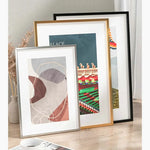 Cadre photo A2 aluminium gris clair sur mur blanc