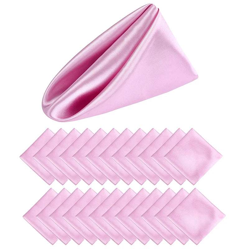 Une nappe de table rose soyeuse avec des plis délicats.