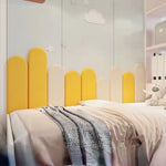 Tête de lit en planche de bois décorative de couleur bourgogne dans une chambre moderne