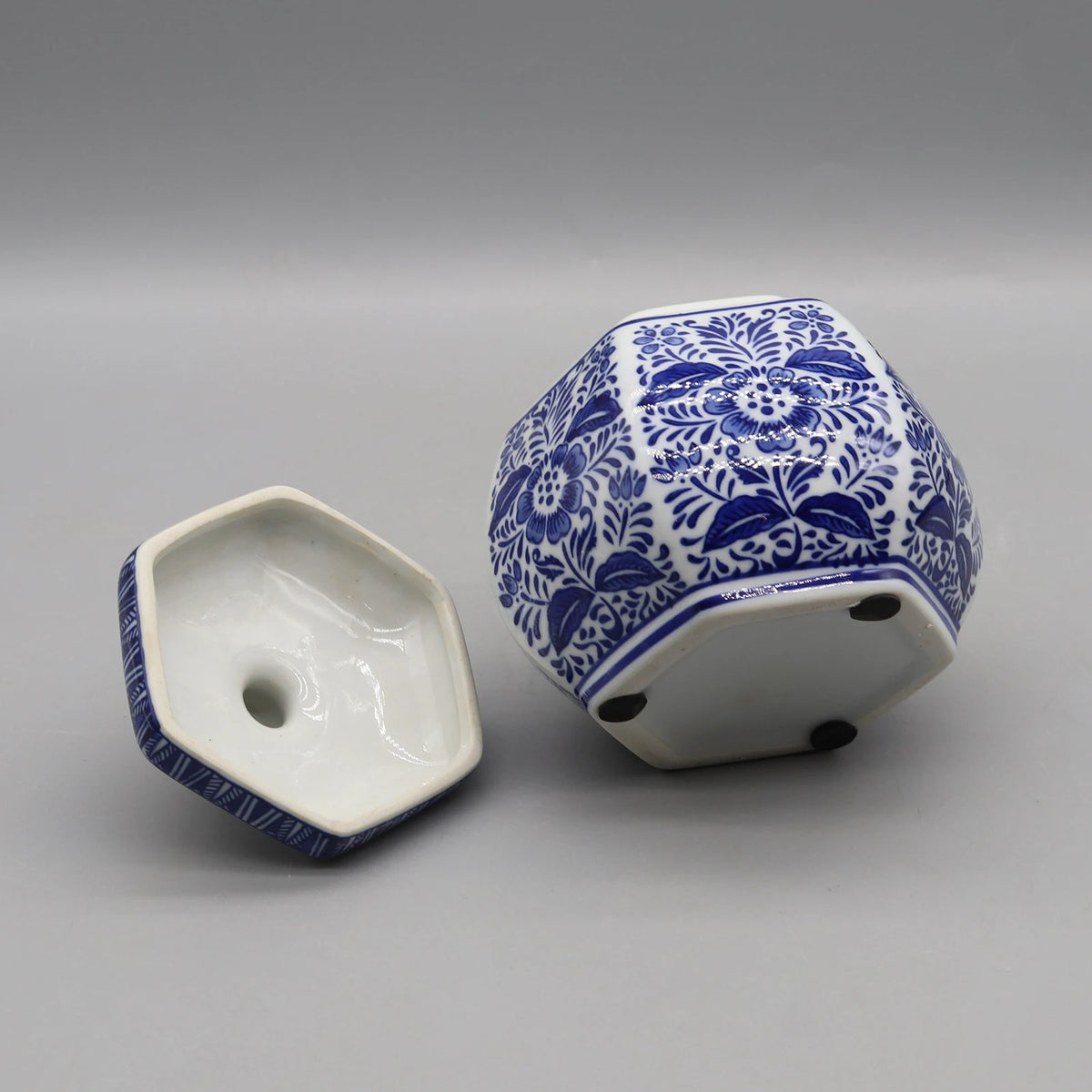 Joli bol décoratif en céramique blanche et bleu foncé orné de motifs floraux élégants.