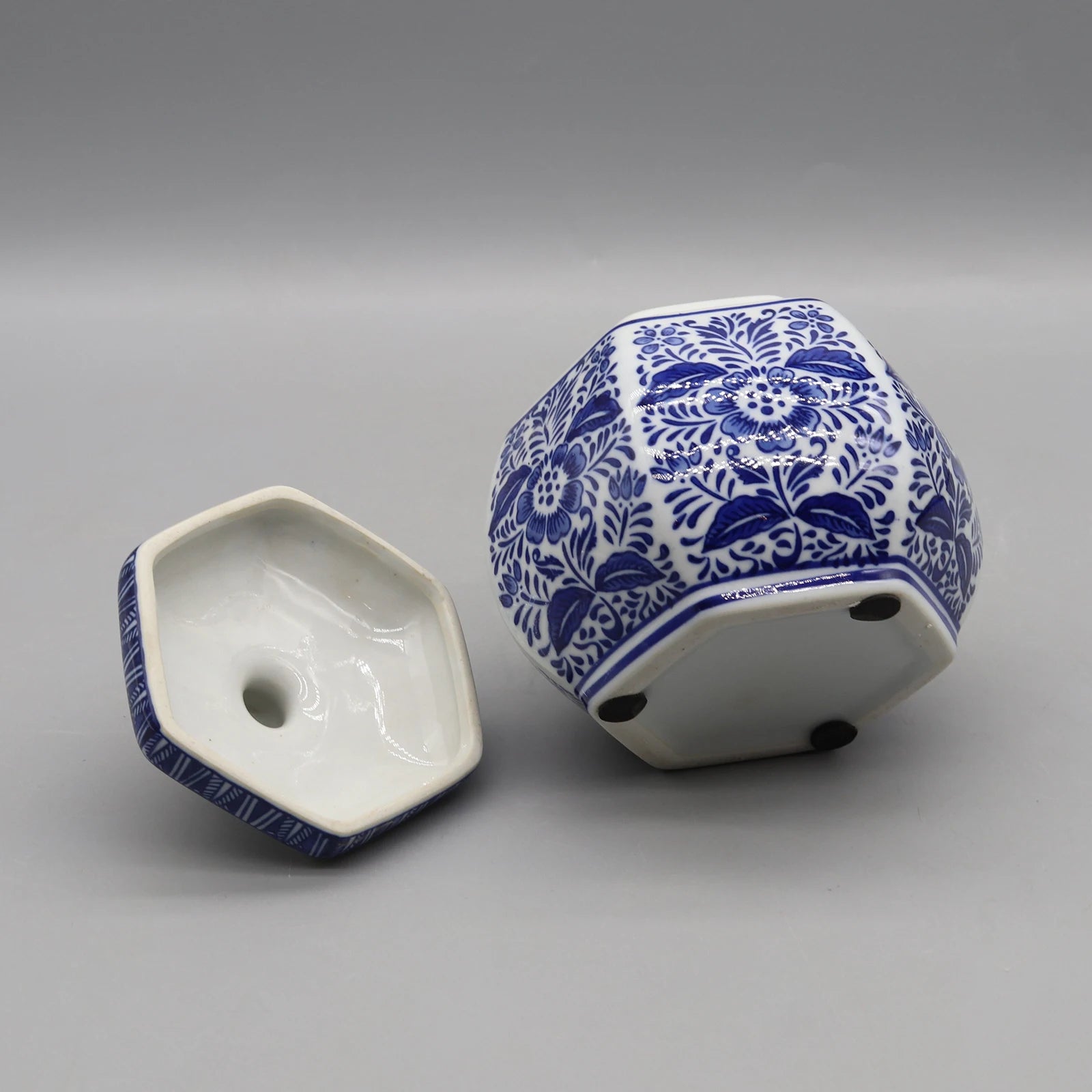 Joli bol décoratif en céramique blanche et bleu foncé orné de motifs floraux élégants.