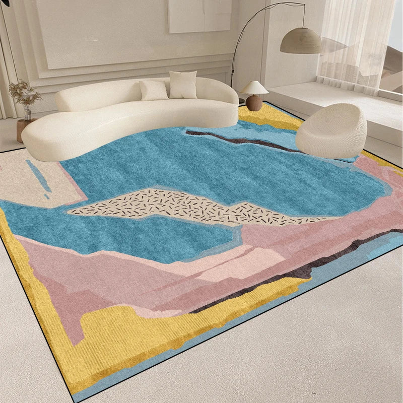 Ce tapis à motifs géométriques abstraits en différents tons de bleu, rose et jaune apporte une touche décorative et moderne à ce salon lumineux.