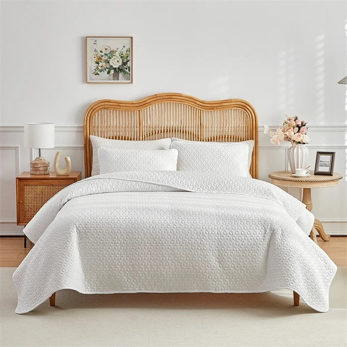 Parure de lit 3 pièces blanc matelassé sur un lit