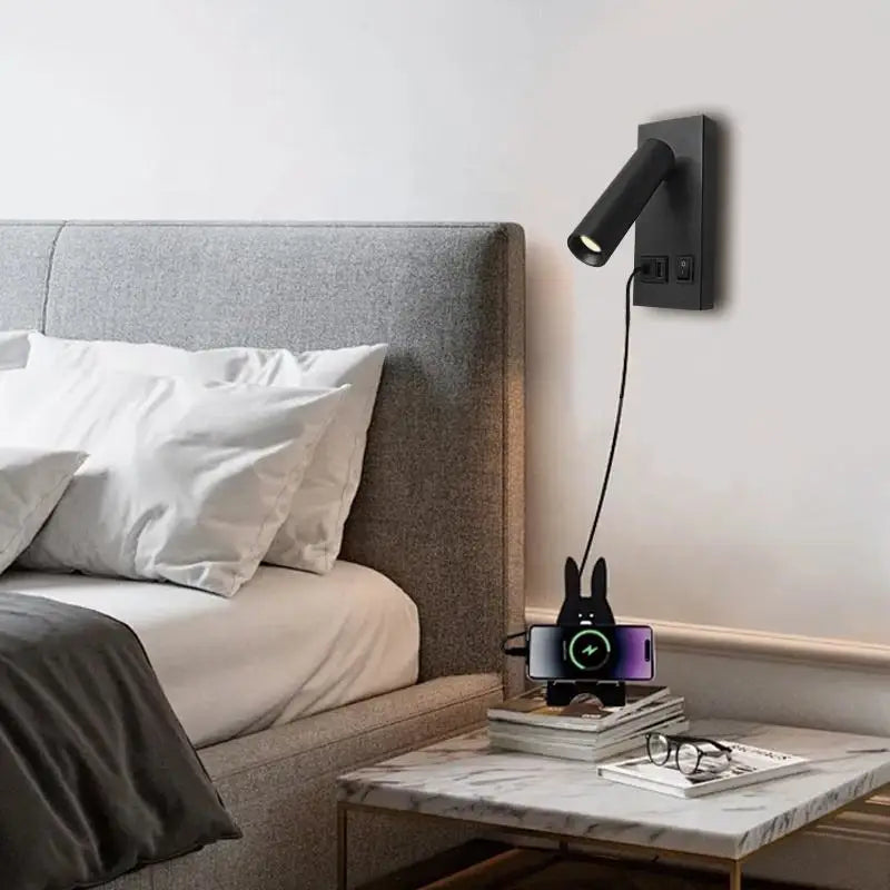 Lampe de chevet murale art déco en position réglée pour éclairage ciblé