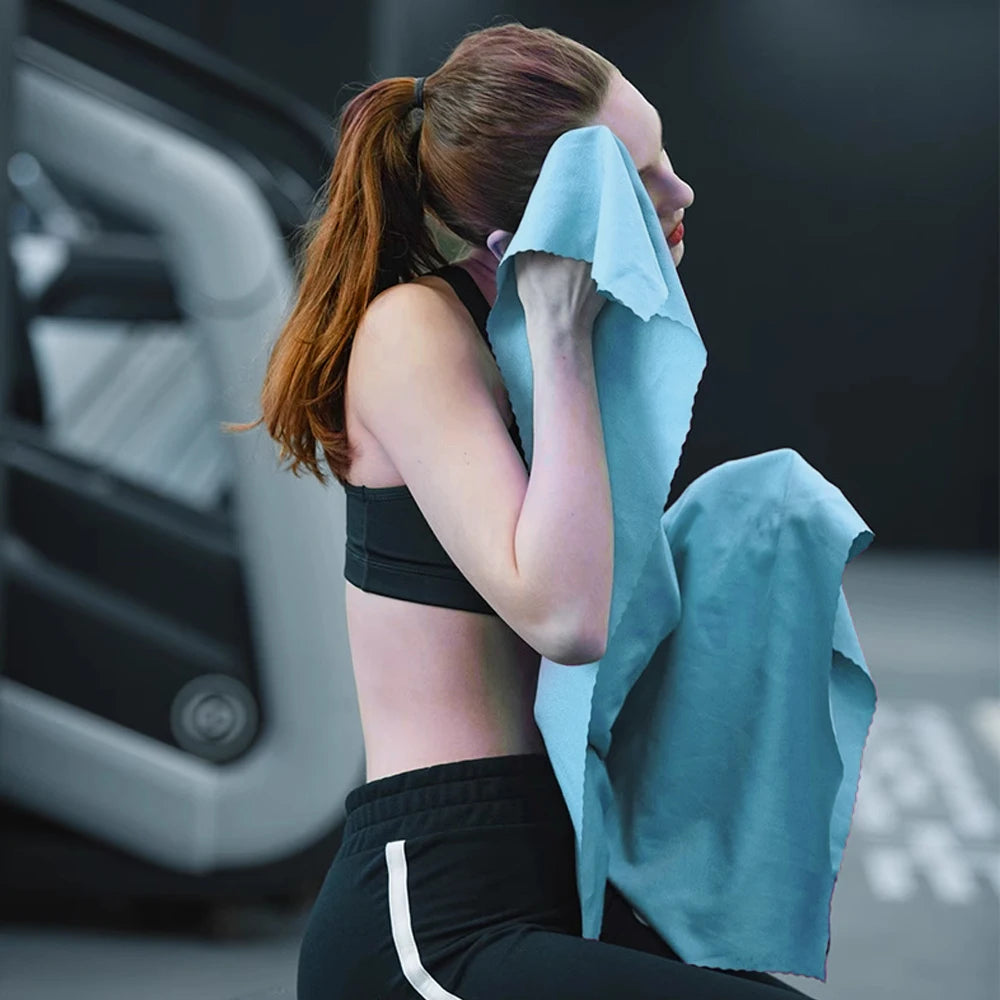 Serviette de sport verte utilisée pendant une séance de yoga en extérieur
